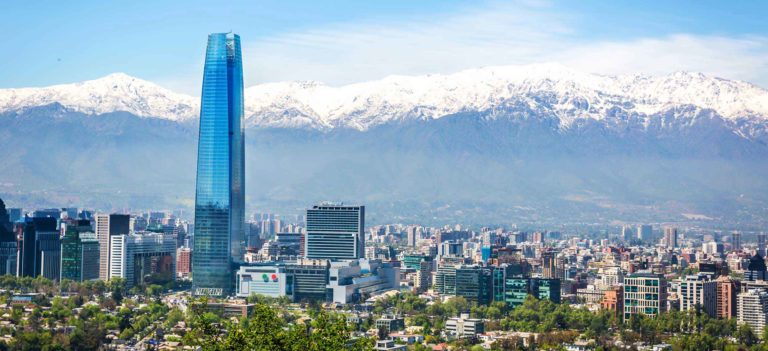 Santiago de Chile con la cordillera de los Andes al fondo