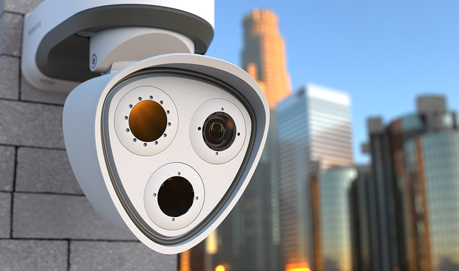 Cámara MOBOTIX M73 con la ciudad al fondo