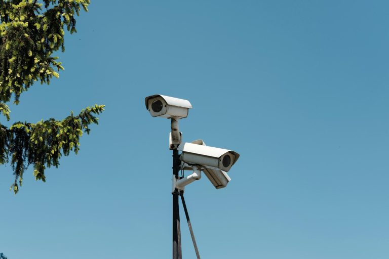 Cámaras de videovigilancia montadas en un poste