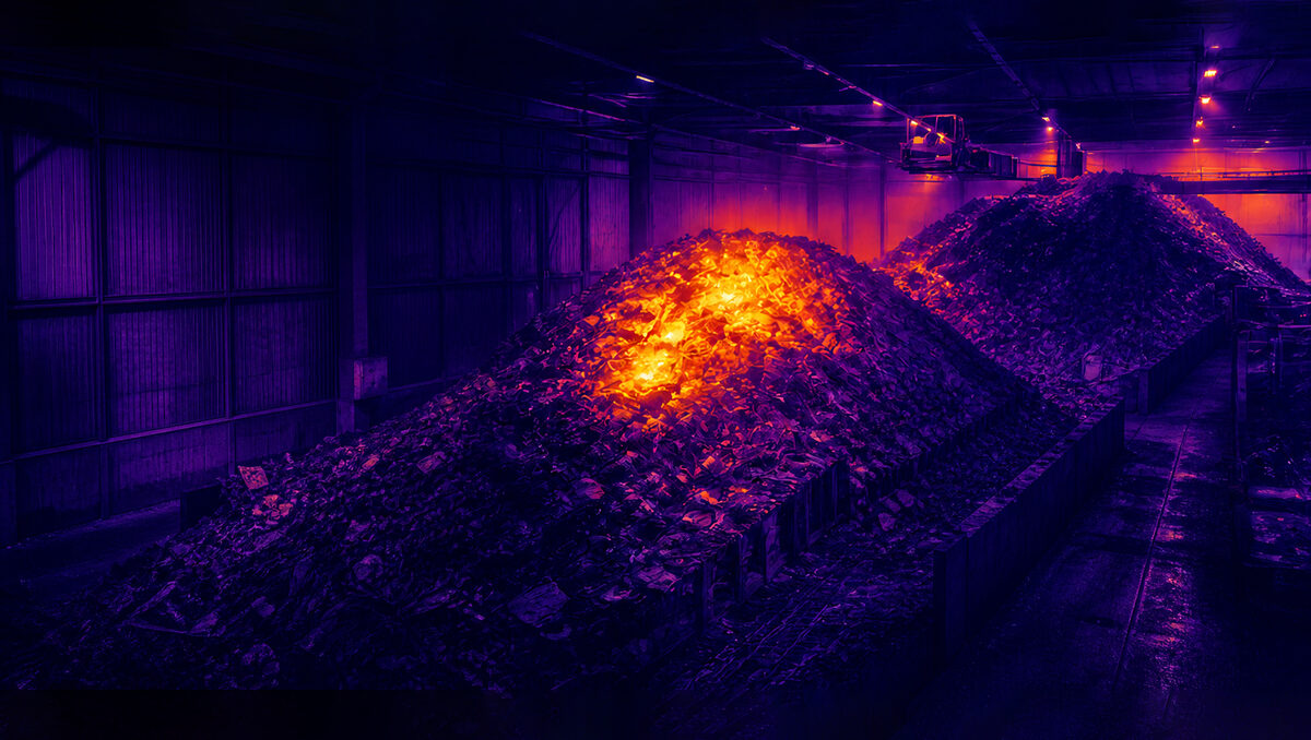 Imagen térmica de un acopio de material con un foco de calor detectado