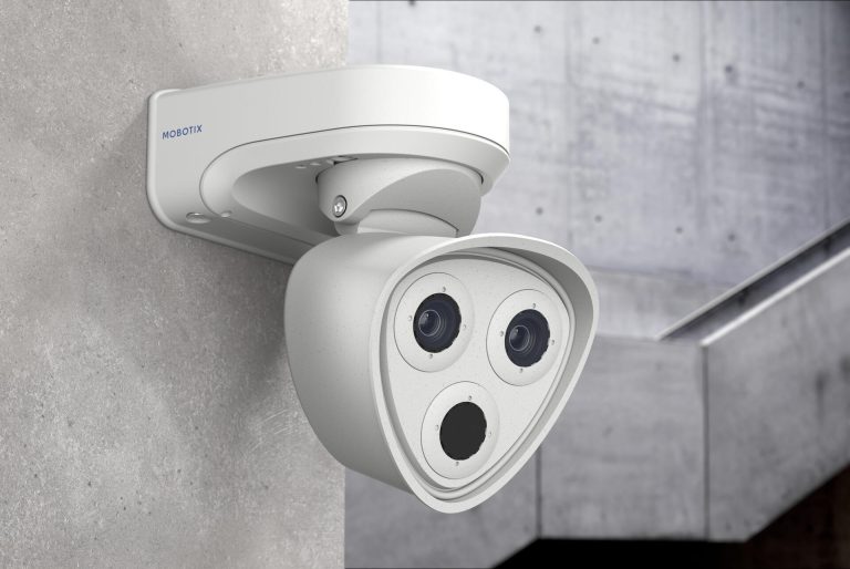 Cámara MOBOTIX M73 montada en una pared de hormigón