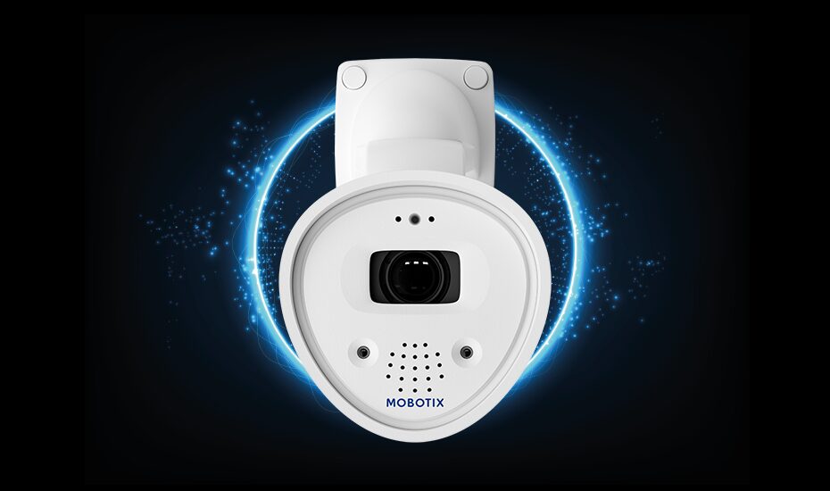 Cámara MOBOTIX ONE sobre fondo oscuro con un anillo de luz azul