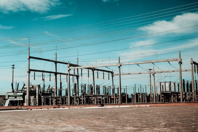 Subestación eléctrica con líneas de alta tensión