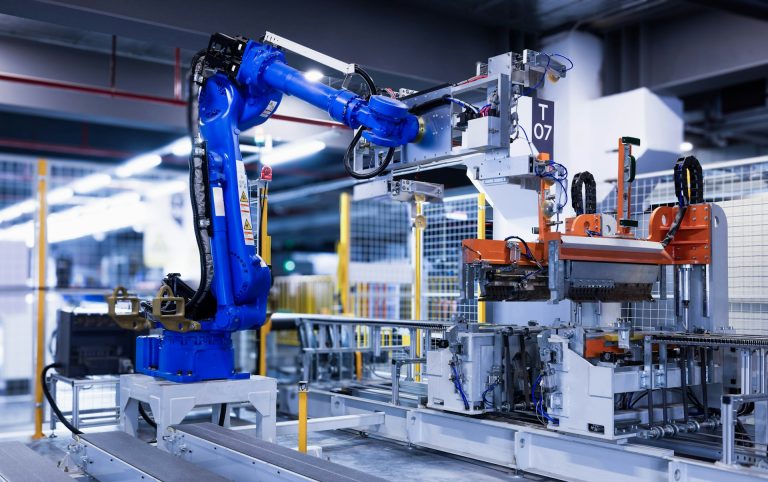 Brazo robótico industrial en una línea de producción