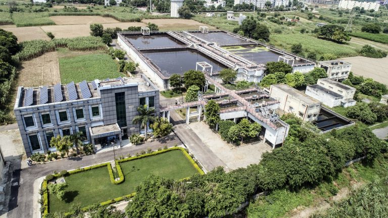 Vista aérea de una planta de tratamiento de aguas