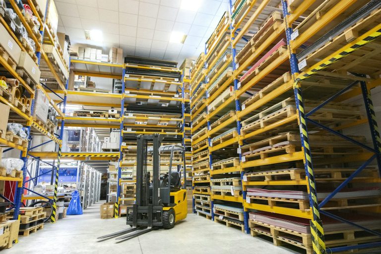 Almacén logístico con estanterías de paletización en altura