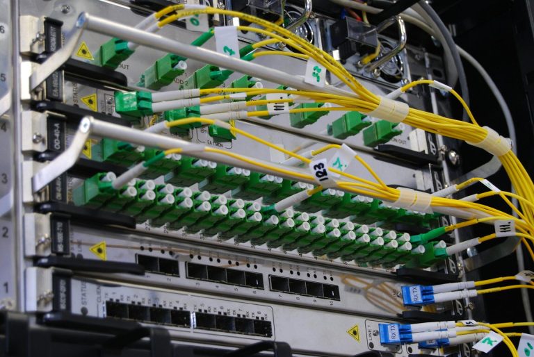 Fibra óptica conectada a un switch de red en un rack