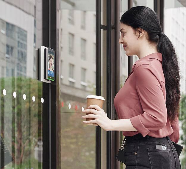 Mujer accediendo por una puerta con un terminal Suprema BioStation 3