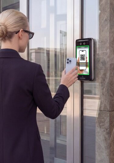 Persona mostrando un código QR en el teléfono a un terminal Suprema