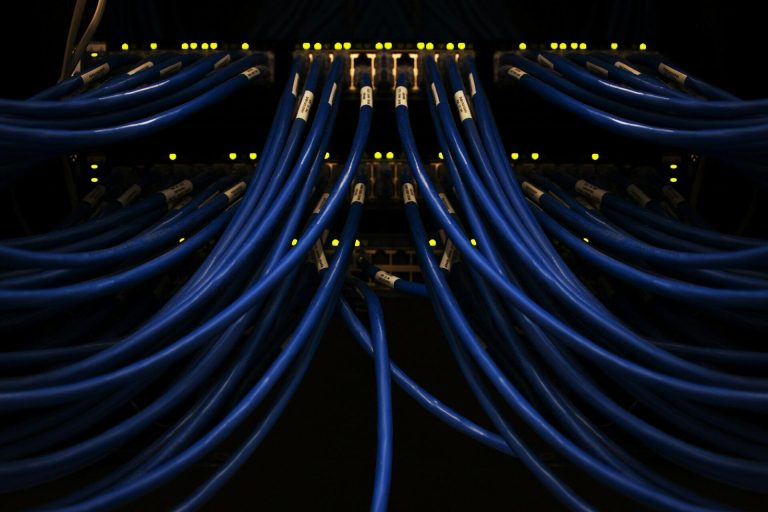 Cables de red conectados a un equipo en la oscuridad